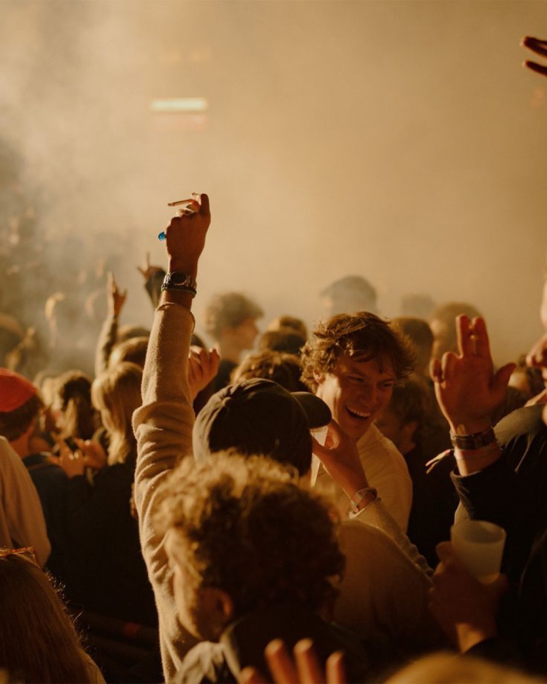 Des amis profitent ensemble d’une soirée