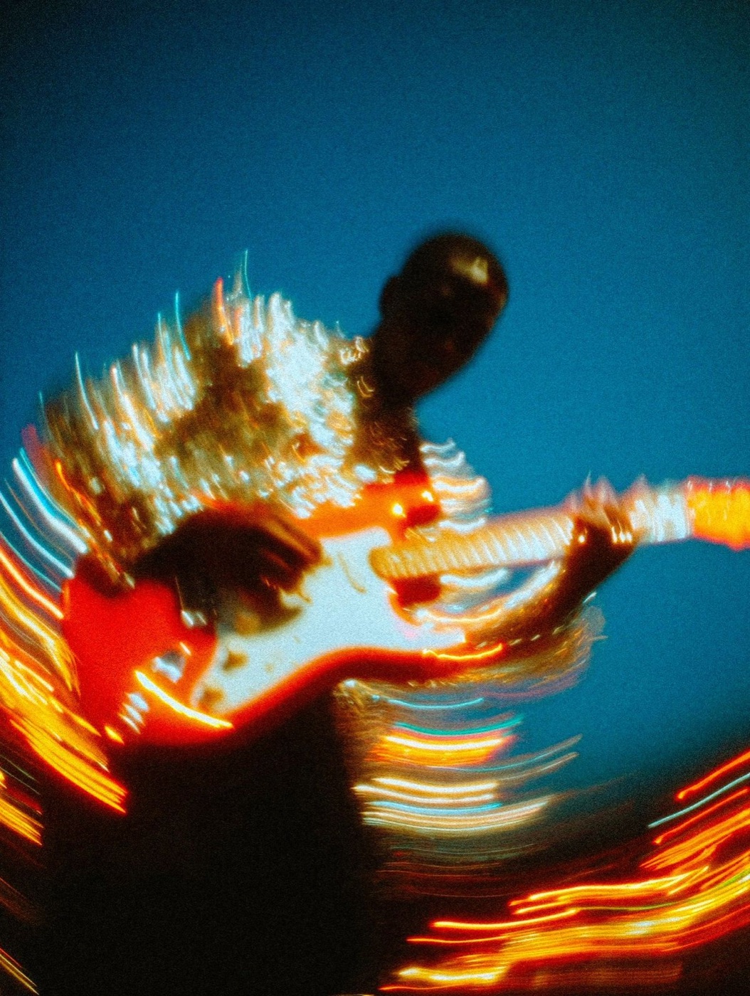 Guitariste photographié en mouvement